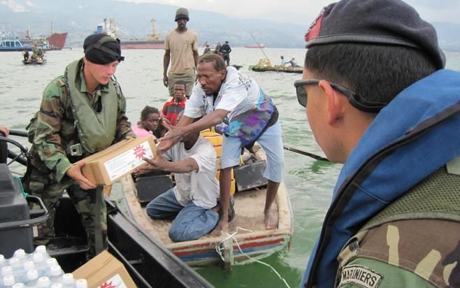 PORT-AU-PRINCE – De bemanning van het Nederlandse marineschip Hr. Ms. Pelikaan heeft in Haïti inmiddels de helft van de meegebrachte hulpgoederen uitgedeeld. De goederen gaan naar weeshuizen en individuele burgers of worden ter distributie meegegeven op k