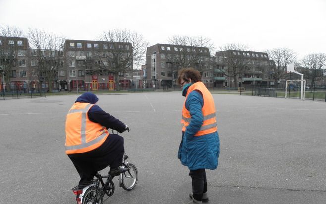 Fietsdocente Marja Popper leert cursiste Abida hoe ze op tijd moet remmen op haar fiets. Popper bedacht een project waarbij vrouwen die hun fietscertificaat hebben gehaald, zelf aan de slag kunnen als fietscoach. Foto RD.