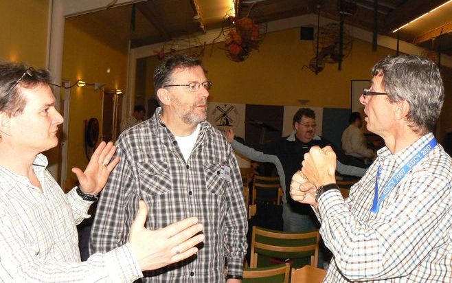 René van de Kerkhof (l.) en Kasper de Jong (r.) in gesprek met medeorganisator Ton Verkaaik. Foto RD.