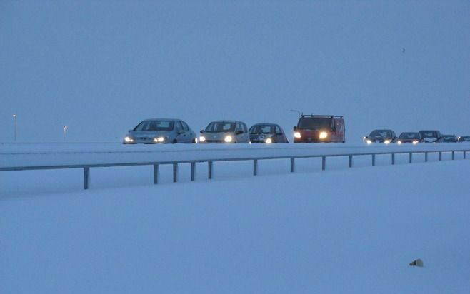 Auto's maandagmorgen in de sneeuw op de N50 bij Kampen. Het verkeer had forse hinder van de sneeuw. Foto RD