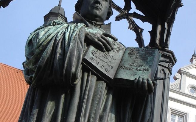 WITTENBERG - Het standbeeld van Luther in Wittenberg. De kleine plastic poppetjes lijken op dit grote bronzen standbeeld. Foto RD