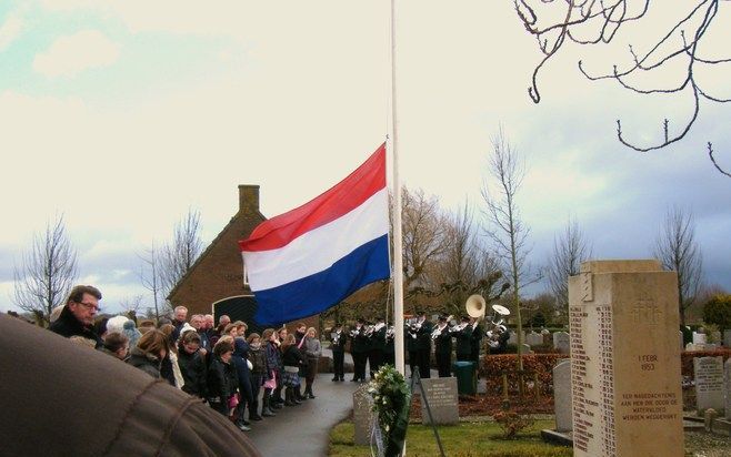 OOSTERLAND – Oosterland is een van de plaatsen waar maandag de watersnood van 1953 werd herdacht. Op de begraafplaats werd een krans gelegd door inwoner R. Boogert en zijn kleindochter. Foto Anja Romijn