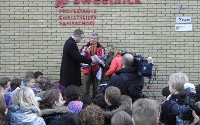 ALPHEN AAN DEN RIJN - Kinderen van de J.P. Sweelinckschool in Alphen aan den Rijn overhandigen handtekeningen aan wethouder Du Chatinier van Onderwijs. Foto RD.