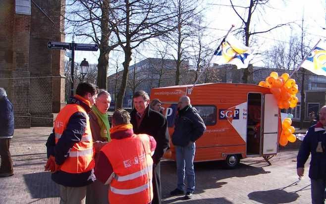 EDE – De SGP in Ede heeft haar verkiezingscaravan van stal gehaald, gepoetst en rijklaar gemaakt voor een tournee langs de Edese wijken en dorpen. De oranje campagnecaravan zal de komende weken, net als vier jaar geleden, de straten van Ede kleurrijk gaan