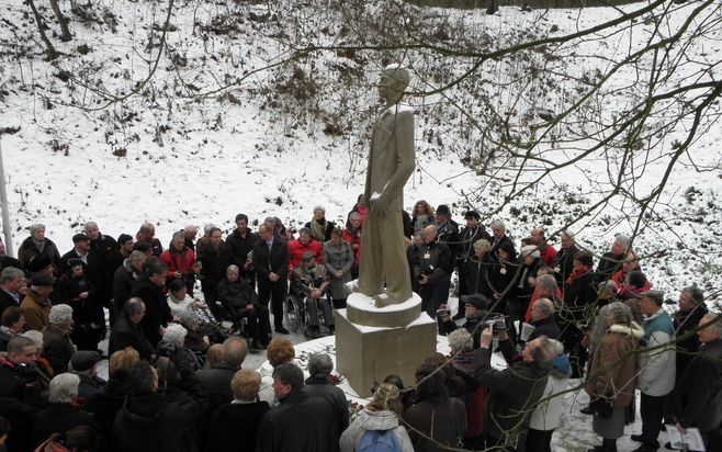 AMERSFOORT – Nabestaanden kregen zaterdag de persoonlijke bezittingen van mensen die omgekomen zijn in concentratiekamp Neuengamme. Na afloop van de bijeenkomst in Kamp Amersfoort legden de families rozen bij het monument De Stenen Man. Foto RD