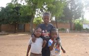 Leerlingen van de Otanaschool in de midden Nigeriaanse stad Jos. Het meisje links op de foto kon niet praten toen ze op de school voor speciaal onderwijs kwam. Een boze geest blokkeerde volgens haar ouders haar spraakvermogen. Na een paar weken kon ze ech