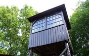 Een wachttoren bij het bezoekerscentrum van Kamp Amersfoort is een van de laatste tastbare herinneringen aan de Tweede Wereldoorlog. Foto RD