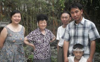 CHENGDU – Grace en Leon met hun zoontje Jerry en hun (schoon)ouders Susan Zhou en John Peng. Vanwege de aardbeving zitten ze tijdelijk onder één dak, en dat valt het jonge echtpaar zwaar. Foto A. Fransen