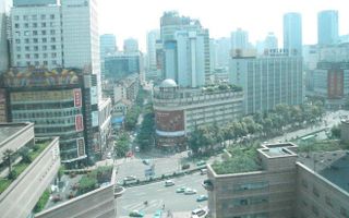 De skyline van de stad Chengdu wordt gedomineerd door hoge kantoorgebouwen en enorme winkelcentra. Kerktorens zijn volledig afwezig. Maar dat betekent niet dat het chris telijk geloof onder de inwoners afwezig is. Foto A.Fransen