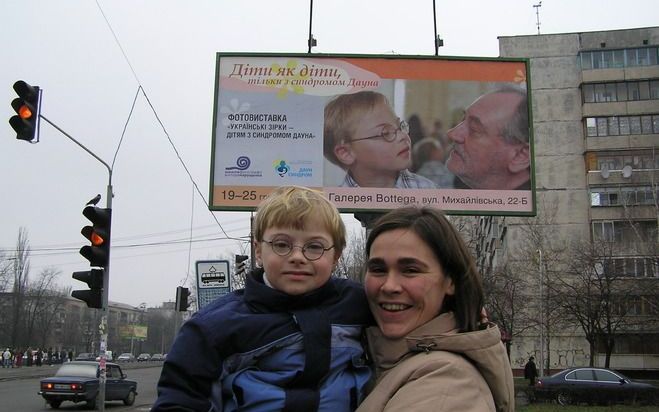 Arenda Vasylenko samen met haar zoontje Petro voor een billboard in de Oekraïense hoofdstad Kiev. Petro werkte mee aan een campagne waarin aandacht werd gevraagd voor de achtergestelde positie van downkinderen. Hij ging daarvoor samen met een bekende Oekr