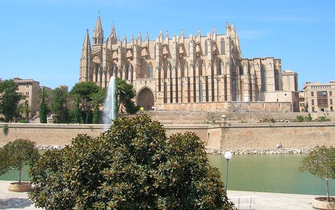 Symbolisch voor de stad Palma is de enorme kathedraal, in het Catalaans La Seu genoemd. Het majestueuze bouwwerk vlak aan zee is de kostbaarste architecturale schat van de eilandengroep Balearen waartoe naast Mallorca ook Menorca, Ibiza, Formentera en Cab