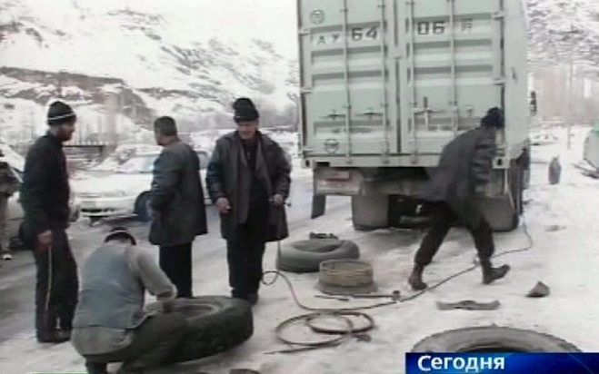 De weg werd afgesloten nadat tientallen auto's bedolven raakten onder een sneeuwlawine.