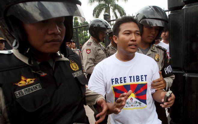 JAKARTA - De Indonesische politie heeft dinsdag in de hoofdstad Jakarta een Nederlander en zeker acht andere mensen gearresteerd, die protesteerden tegen de Chinese overheersing van Tibet. Foto EPA