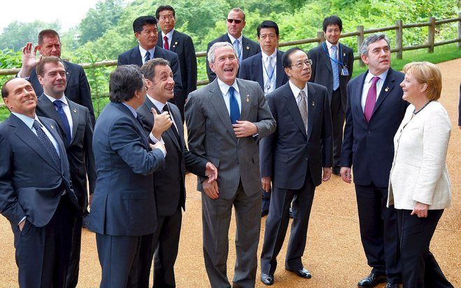 TOKYADO - De leiders van de G-8 verzamelden zich dinsdagmorgen voor een fotosessie. Foto EPA.