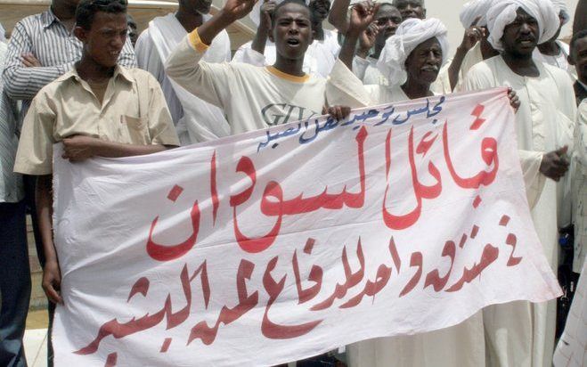 KHARTOUM - Aanhangers van de Sudanese president Omar al-Bashir, dinsdag in Khartoum. Foto EPA