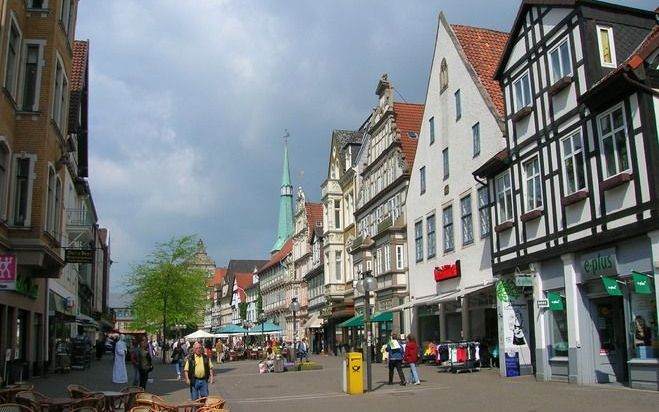 De Osterstrasse in het Duitse Hameln. Het stadje is een gunstig gelegen handelsplaats aan de Weser. Welgestelde kooplui bouwden huizen in de stijl van de renaissance als bewijs voor hun rijkdom. Het historische centrum is rijk aan voorbeelden van deze bou