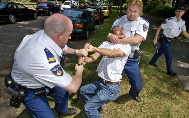 DEN HAAG - De politie arresteert Oeigoerse demonstranten. Foto ANP