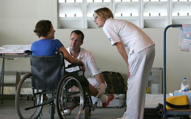 CURACAO - Hulpverleners op het vliegveld van Curacao vangen vrijdag Nederlanders op die vanuit het aardbevingsgebied op Haiti zijn gekomen. Foto ANP