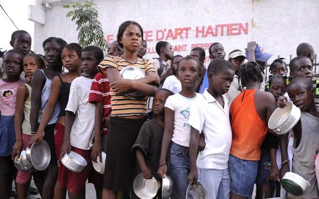 Haïtianen in de rij voor voedsel van de VN. Foto EPA