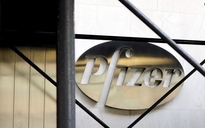 Farmaceut Pfizer schrapt 6000 banen. De foto toont het logo van de pillenfabrikant op het hoofdkantoor in New York. Foto EPA