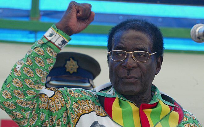 De 84-jarige Zimbabwaanse president Robert Mugabe geeft niet op en wil de macht naar zich toetrekken in een tweede ronde. Foto EPA