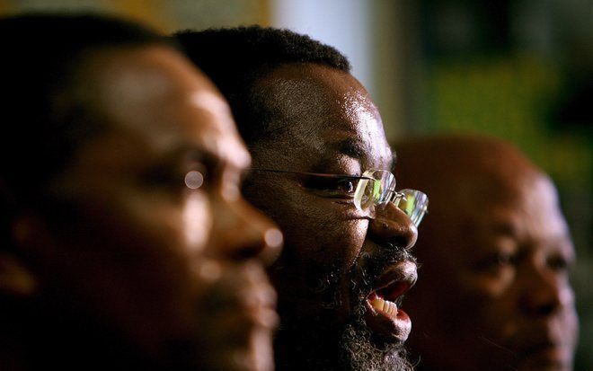 In navolging van president Thabo Mbeki hebben elf Zuid-Afrikaanse ministers dinsdag hun ontslag ingediend. Oppositiepartijen in het parlement spraken van een ramp voor de stabiliteit van het land. Foto EPA