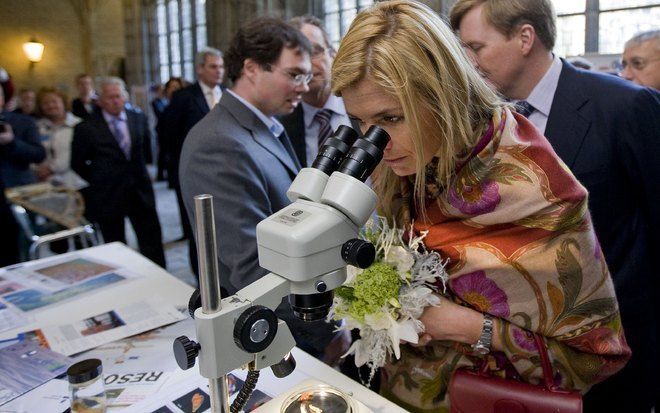 MIDDELBURG - Prins Willem-Alexander en prinses Maxima bekijken vrijdag mini-zeeleven door een microscoop tijdens de afsluiting van het 4e International Polar Year in de Nieuwe Kerk in Middelburg. Foto ANP