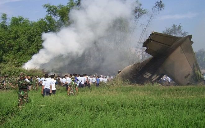 JAKARTA – Zeker 78 mensen zijn woensdag om het leven gekomen door het neerstorten van een militair transportvliegtuig in Oost–Java. Aan boord van het Hercules–toestel waren dertien bemanningsleden en vermoedelijk een kleine honderd passagiers. Foto's EPA