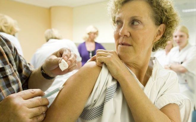 RIJSWIJK– De bereidheid van het personeel om zich te laten inenten tegen het H1N1–virus is groot. Dat heeft de vereniging van ziekenhuizen, de NVZ donderdag laten weten. Ziekenhuizen zijn inmiddels begonnen met het inenten van het zorgpersoneel tegen de M