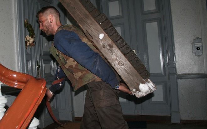 De typische geur van bruinkool verdwijnt slechts langzaam uit de Duitse hoofdstad. Het gesjouw met kolen gaat dan ook gewoon door. John Klein.