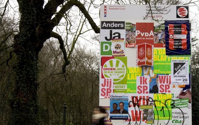 AMSTERDAM – Het lukt politieke partijen dit jaar maar mondjesmaat allochtonen te interesseren voor de komende raadsverkiezingen. Slechts een op de drie stemgerechtigde allochtone Nederlanders zegt van plan te zijn om op 3 maart naar de stembus te gaan, al