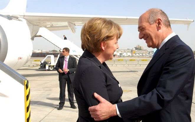 TEL AVIV - Angela Merkel komt aan op vliegveld Ben Gurion. Ehud Olmert, de premier van Israël, begroet haar. Foto EPA