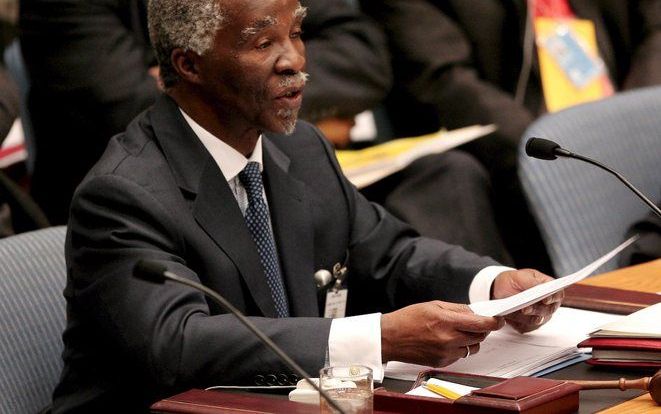 De Zuid-Afrikaanse president Thabo Mbeki en ANC-partijleider Jacob Zuma hebben de bevolking dinsdag opgeroepen een einde te maken aan de „schandelijke uitingen van vreemdelingenhaat”. Foto EPA