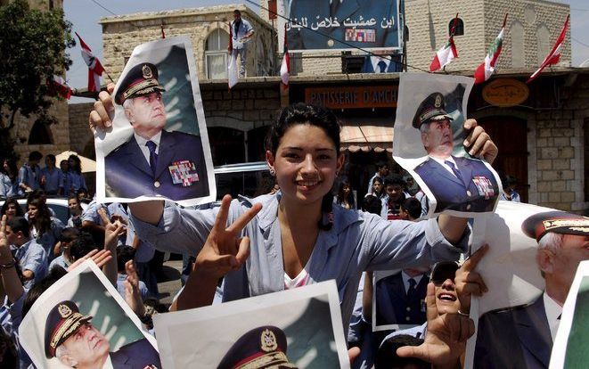 AMCHIT – Schoolkinderen zwaaien met foto’s van de Libanese legerleider Michel Suleiman, die op grond van het vredesakkoord dat in Libanon is gesloten de nieuwe president van Libanon moet worden. Foto EPA