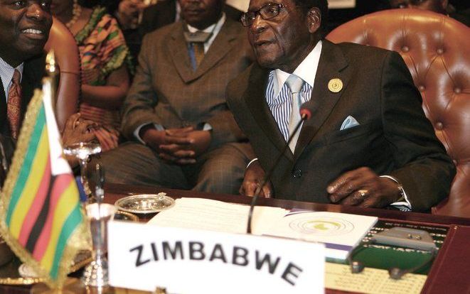 Mugabe is aanwezig bij het overleg van Afrikaanse leiders over de situatie in Zimbabwe. Foto EPA