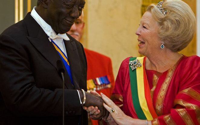 Ghana wil het geroofde hoofd van koning Badu Bonsu II terug van Nederland. Foto: Koningin Beatrix met de Ghanese president Kufour. - Foto ANP