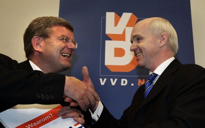 „Het is dan interessant er eens een ander liberaal document op te slaan, dat wel politieke keuzen maakt, namelijk het Liberaal Manifest, opgesteld door een commissie onder leiding van de in VVD kringen niet onbekende Geert Dales.” Foto: Dales (r.) bij de 