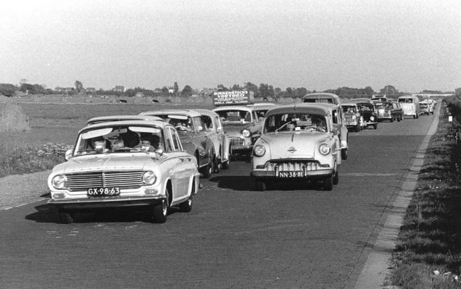 De Muiderbrug was in 1962 al een flessenhals waar file's ontstonden, zo blijkt uit deze archieffoto. Foto ANP