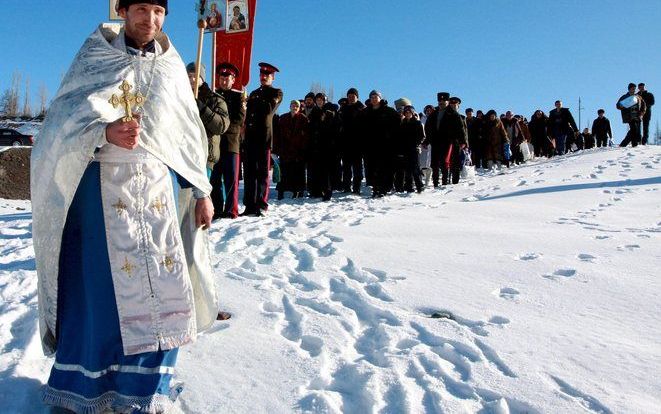 Een orthodoxe priester leidt een processie in de bergen van Kirgizië. - Foto EPA