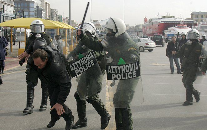 ATHENE – Onbekenden hebben gisteren het vuur geopend op een politiebureau in Athene en een handgranaat naar het gebouw gegooid, die echter niet ontplofte. Er vielen geen gewonden. Bij een soortgelijke aanval op 5 januari raakte een politieman zwaargewond.