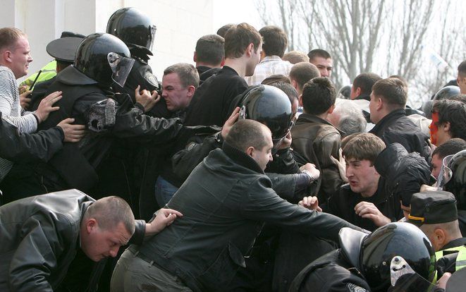 De actievoerders protesteren tegen de overwinning van de communisten in de parlementsverkiezingen van zondag. Volgens hen is de stembusgang niet volgens de regels verlopen. Om die reden eisen ze nieuwe verkiezingen. De communisten van president Vladimir V