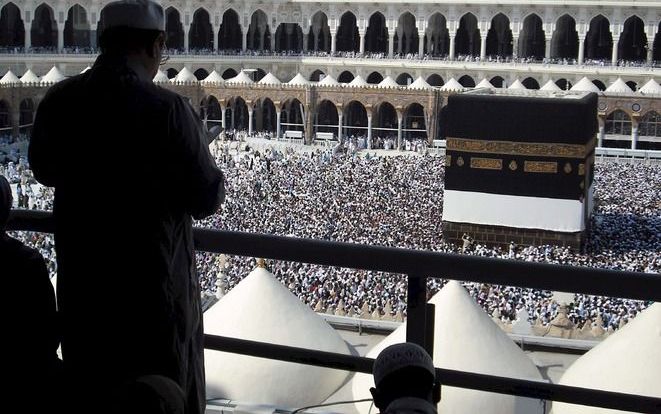 MEKKA – „Aziz Bekkakoui moet eens proberen een maquette van de Grote Kerk van Dordrecht in Mekka geplaatst te krijgen!” De foto toont pelgrims rond de échte ka’aba in Mekka. Foto EPA