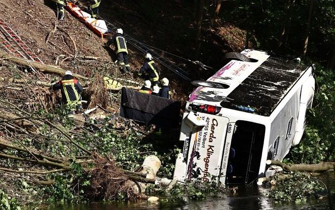 Vijf doden en zeker acht gewonden, het trieste resultaat van een ernstig busongeluk in Duitsland. Foto EPA