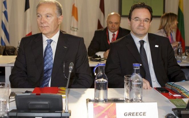 De voorzitter van de Griekse centrale bank, George Provopoulos (l), samen met de Griekse minister George Papaconstantinou (r), tijdens een bijeenkomst bij van EU-ministers van economie en financiën, eerder deze maand. Foto EPA