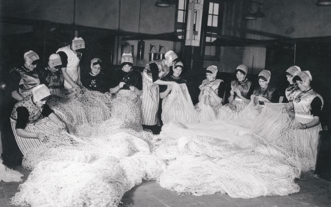 Vrouwen aan het werk in de nettenfabriek van Urk.