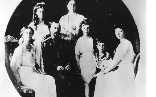 MOSKOU - Russische Tsarenfamilie Romanovs. v.l.n.r. Prinses Olga, Prinses Maria, Tsaar Nicolaas II, Tsarina Alexandra, Prinses Anatasia, Tsar Alexei en Prinses Fatrana. Foto EPA