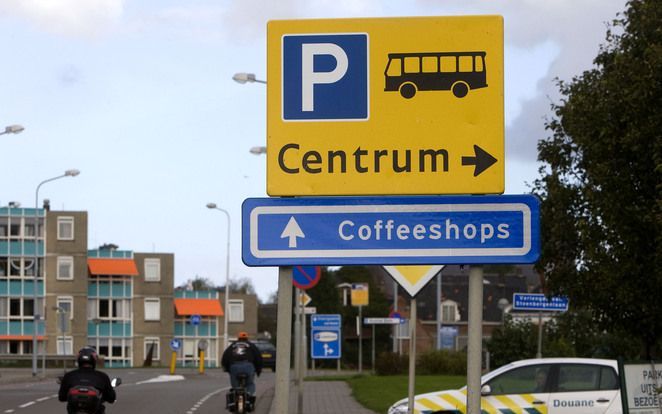 TERNEUZEN - Wegwijzers leiden drugstoeristen in Terneuzen naar de plaatselijke coffeeshops. Foto ANP