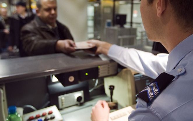 Paspoortcontrole op Schiphol. Foto ANP