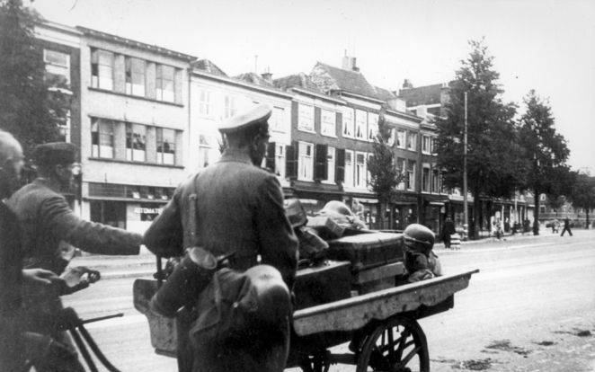 Vluchtende Duitsers met een bakfiets in Den Haag op Dolle Dinsdag, de dag van de vermeende overgave van Duitsland aan het eind van de Tweede Wereldoorlog, 5 september 1944. Foto Spaarnestad