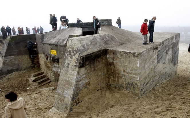 DEN HAAG (ANP) – Een Scheveningse bunker is vanaf zaterdag een maand lang te zien als kunstwerk. Het bouwwerk ligt al decennialang ingegraven in de duinen. De Franse kunstenaar Cyprien Gaillard liet het bouwwerk voor korte tijd opgraven. Foto ANP